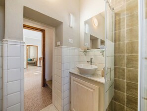 Shower, hair dryer - Apartment in Lucca with 2 bedrooms sleeps 4 (Lucca)