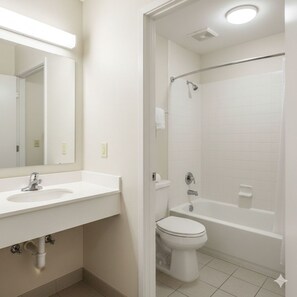 Kahden hengen deluxe-huone | Kylpyhuone | Suihku, ilmaiset hygieniatuotteet, pyyhkeet, saippua