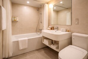 Shower, free toiletries, towels, soap - Hotel Signature Suites Delhi Airport (New Delhi)