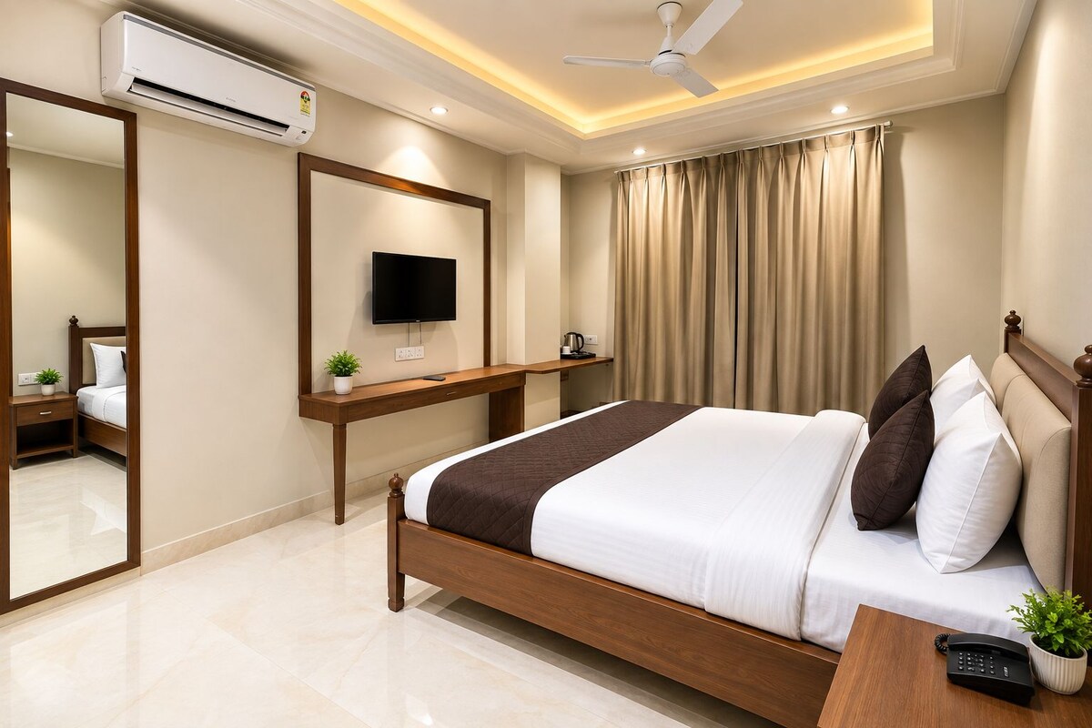 Classic Double Room | In-room safe, desk, laptop workspace, soundproofing