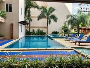 Outdoor pool - Executive Residence by PSR (Pattaya)