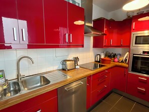 Fridge, oven, stovetop, dishwasher - Apartment with bay view in well-kept residence with pool (Lège-Cap-Ferret)