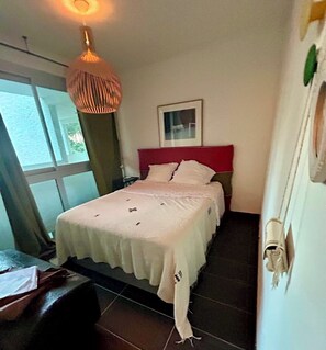 Iron/ironing board, free WiFi, bed sheets