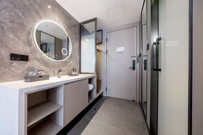 Classic Double Room | Bilik Mandi | Pancuran mandi, kelengkapan dandanan diri percuma, pengering rambut 