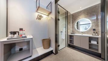 Comfort Room | Bathroom | Shower, free toiletries, hair dryer, towels