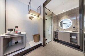 ห้องคอมฟอร์ท | ห้องน้ำ | ฝ  ักบัว, ของใช้ในห้องน้ำฟรี, ไดร์เป่าผม, ผ้าเช็ดตัว