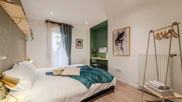 Een bureau, een strijkplank/strijkijzer, reisbedje, wifi