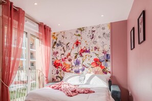 Skrivbord, strykjärn/strykbräda, resesäng och wi-fi