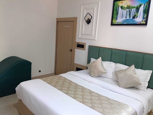 3-bedroom hotel suites in perfect Ahmedabad with AC comfort