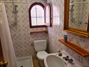 Shower, hair dryer, towels, toilet paper - Vrbo Property (Jalón)