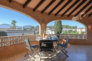 An outdoor patio with a table and chairs, a view of the landscape, and a pergola structure. - Finca La Solana – Holiday home with a private pool (Jalón)