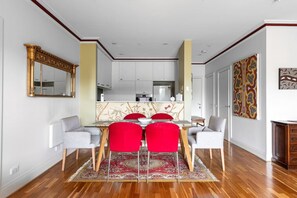 Dining - Art-filled apt near ANZAC station w/ free parking (Melbourne)