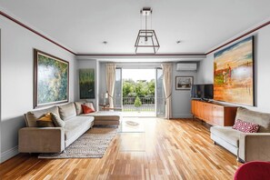 TV - Art-filled apt near ANZAC station w/ free parking (Melbourne)