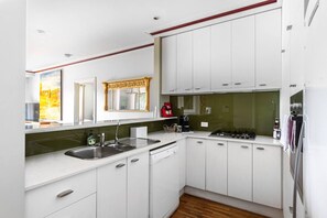 Fridge, microwave, oven, stovetop - Art-filled apt near ANZAC station w/ free parking (Melbourne)