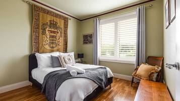 2 bedrooms, desk, iron/ironing board, WiFi