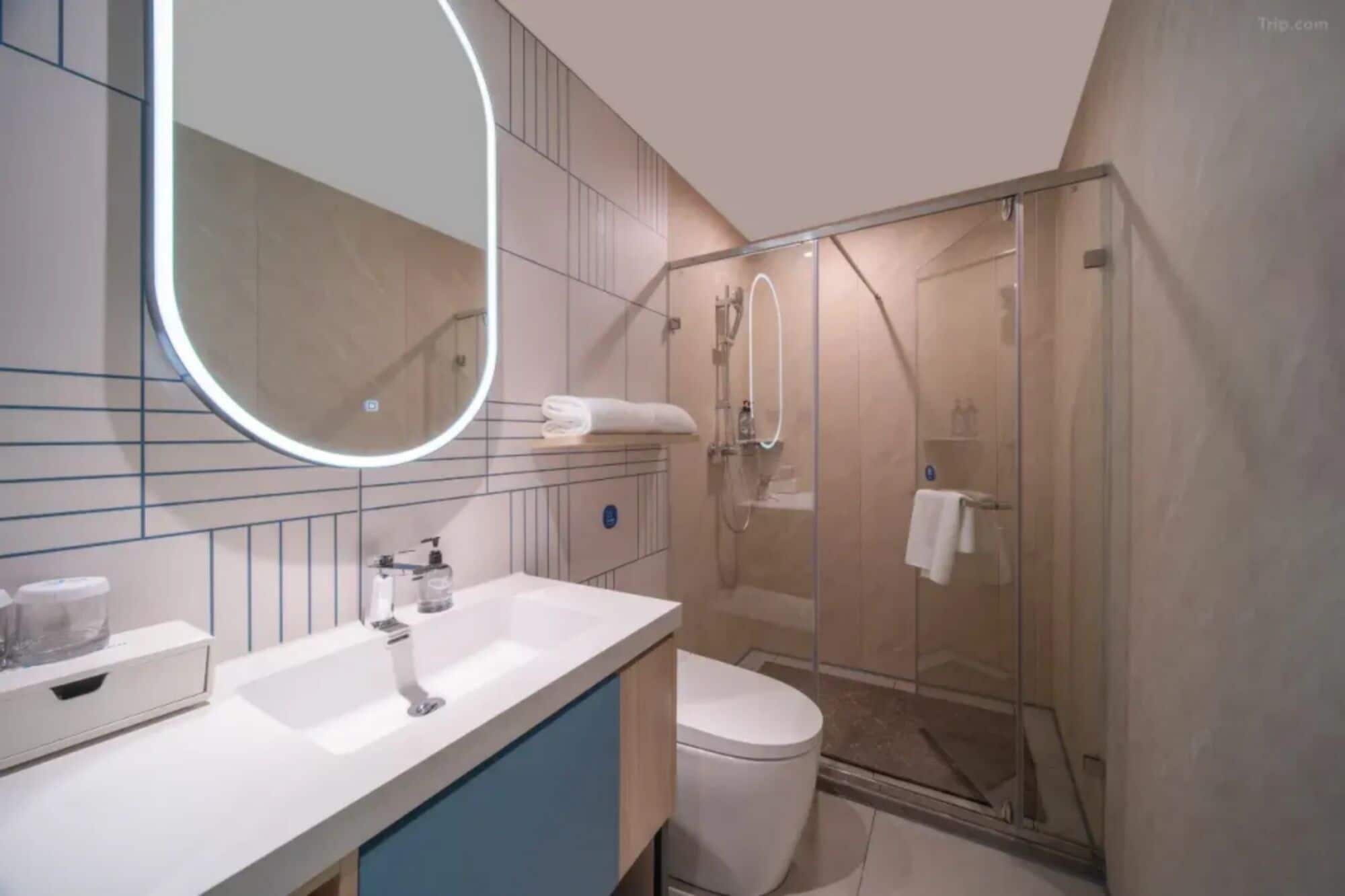 Dusche, kostenlose Toilettenartikel, Haartrockner, Handtücher