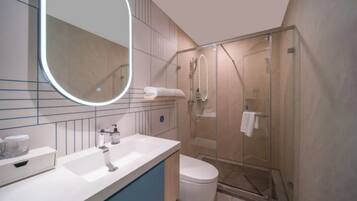Dusche, kostenlose Toilettenartikel, Haartrockner, HandtĂŒcher