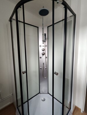 Shower, hair dryer, towels, toilet paper - Vrbo Property (Belfort)