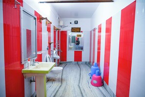 Shower, towels, soap, shampoo - Hotel Banalata (Joypur, Bankura)