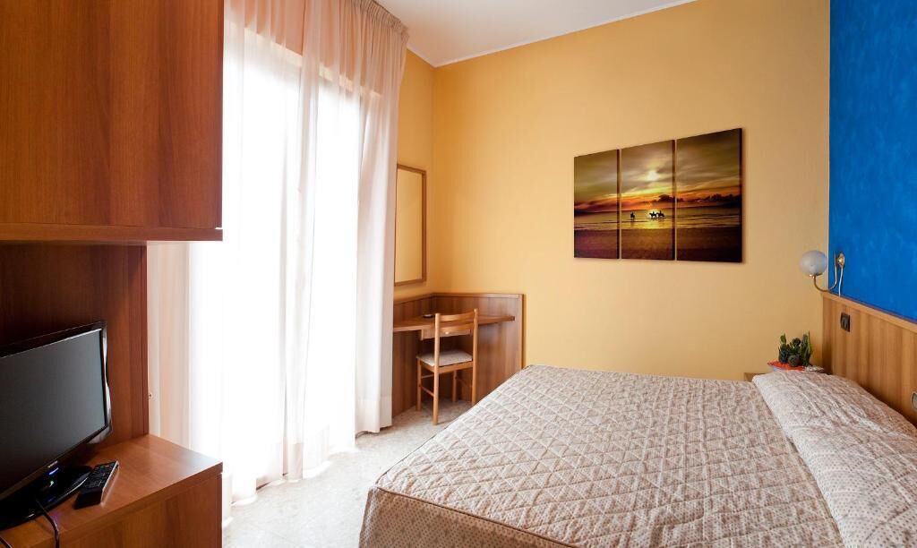 Quadrupla Superior, balcone, vista città | Una cassaforte in camera, una scrivania, postazione laptop