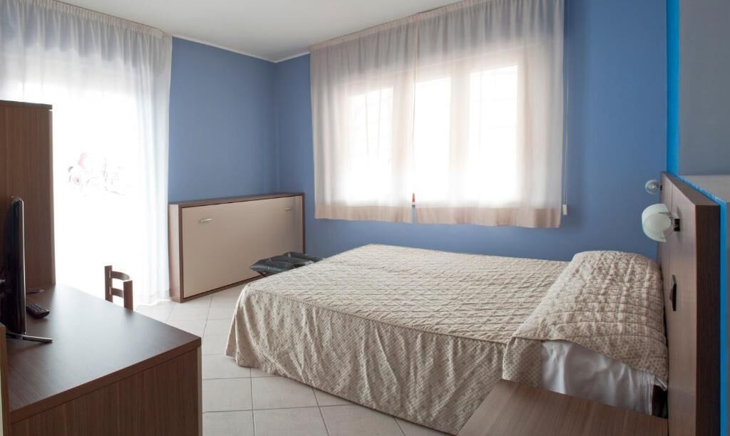 Deluxe Suite, Partial Sea View