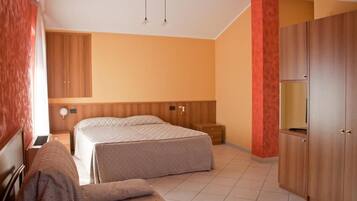 Una cassaforte in camera, una scrivania, postazione laptop