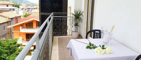 Habitación cuádruple superior, balcón, vista a la ciudad | Restaurante al aire libre