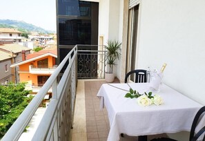 Quadrupla Superior, balcone, vista città | Ristorazione all'aperto