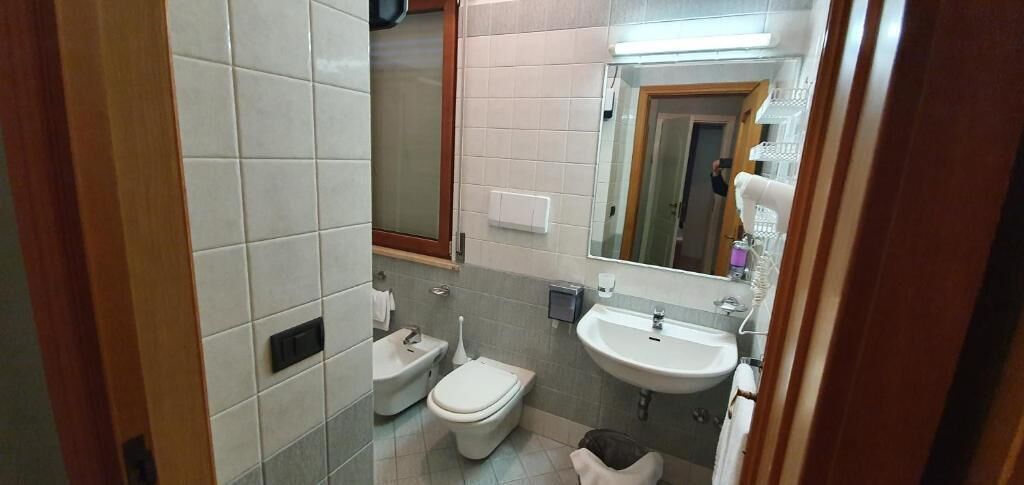 Ein kleines Badezimmer mit Toilette, Bidet und Waschbecken.
