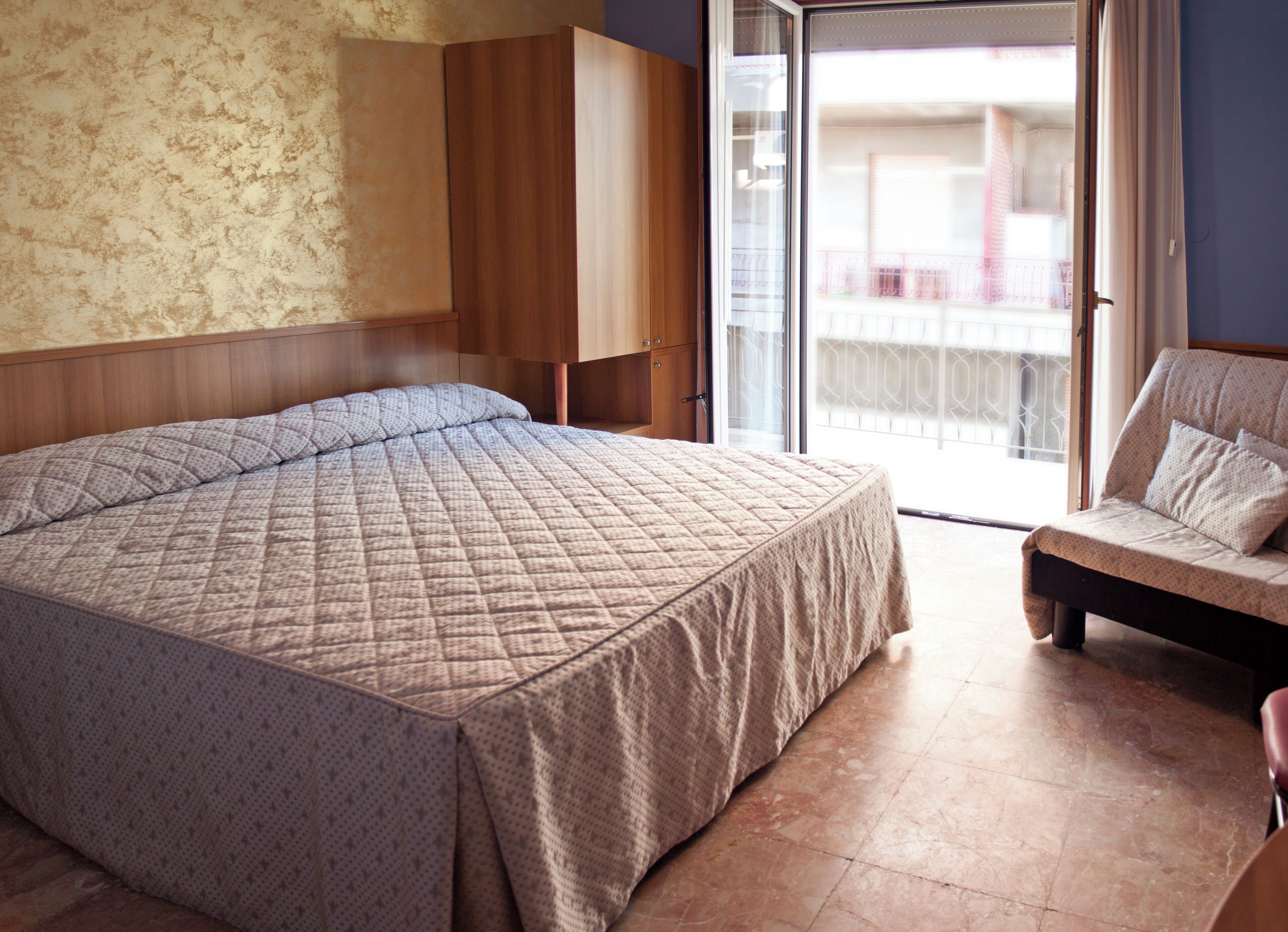 Dobbeltrom – deluxe, balkong | Safe på rommet, skrivebord og skrivebord for bærbar PC