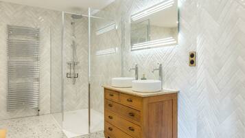 Doccia, asciugacapelli, asciugamani