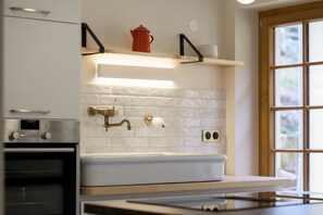 Frigorífico, microondas, horno y placa de cocina