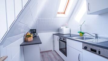 Refrigerador, microondas, horno, placa de cocina