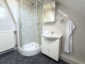 Dusche, Haartrockner, Handtücher