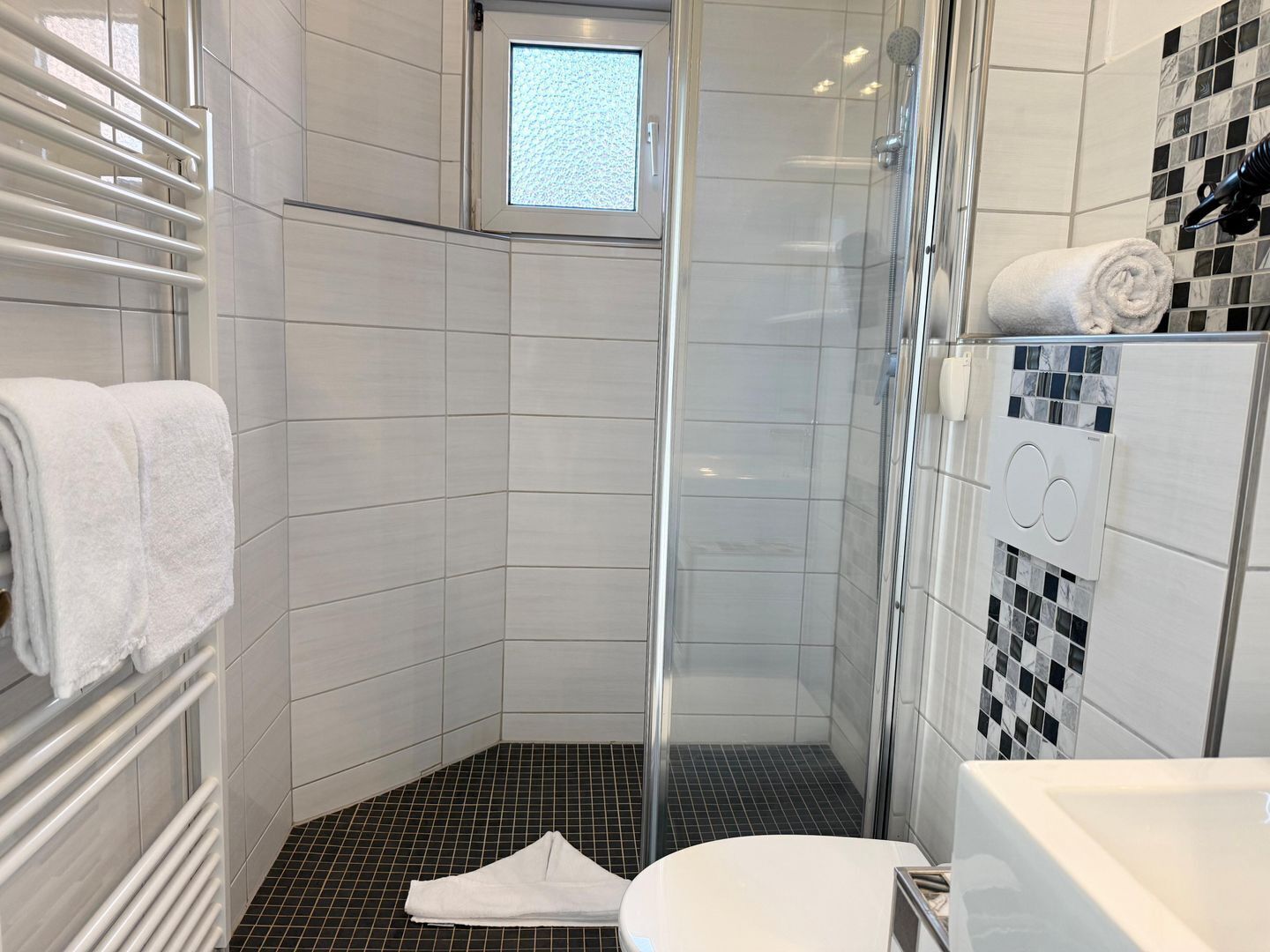 Dusche, Haartrockner, Handtücher