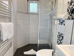 Shower, hair dryer, towels - The large Cuxoase - Comfortable vacation apartment with large balcony and close to the beach in (Cuxhaven)