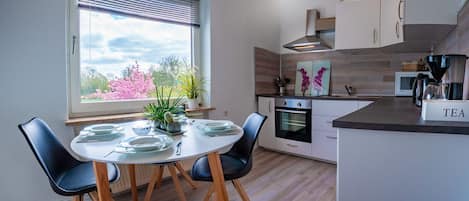 Réfrigérateur, four à micro-ondes, un four, surface de cuisson