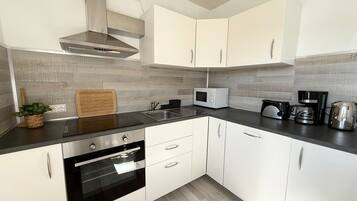 Fridge, microwave, oven, stovetop