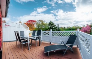 Outdoor dining - The large Cuxoase - Comfortable vacation apartment with terrace and close to the beach in (Cuxhaven)