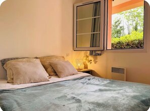 Internet, bed sheets - Les Palmiers apartment (grimaud)