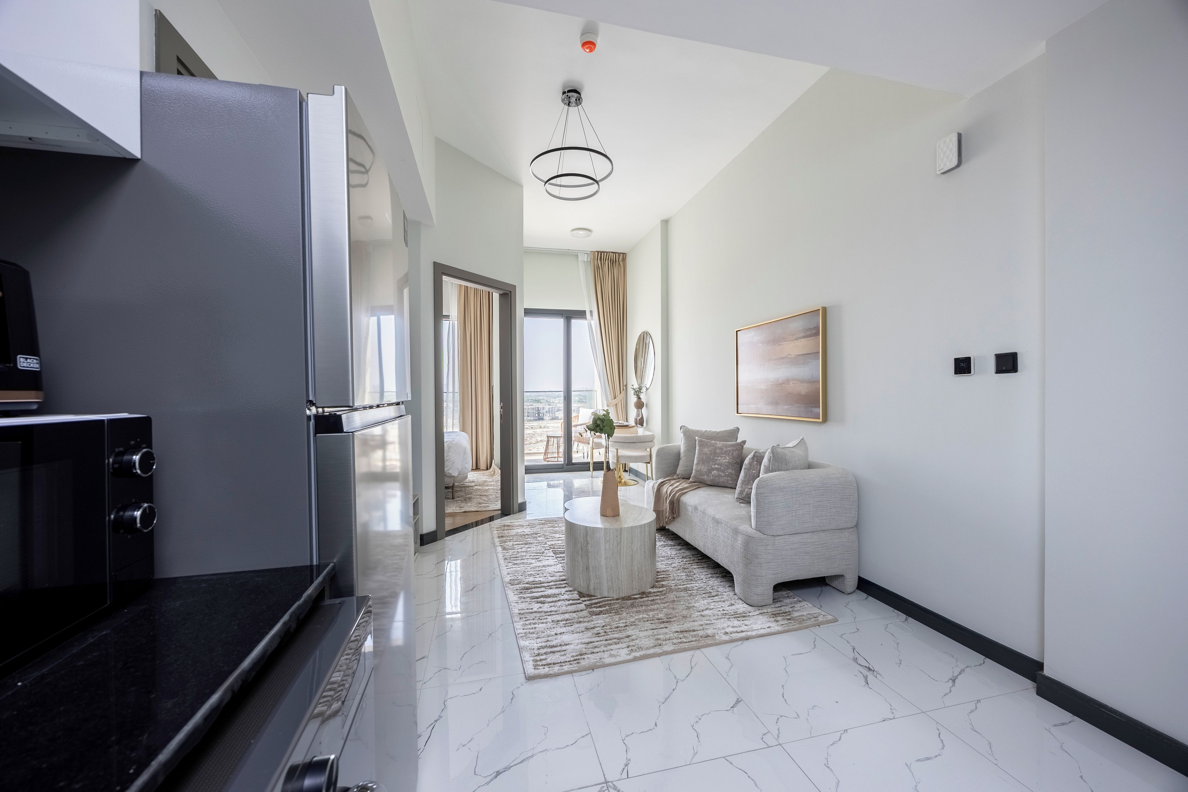 Een moderne woonkamer met een bank, salontafel en uitzicht op de omgeving.