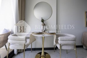 Apartamento, balcón, vistas a la piscina | Restauración