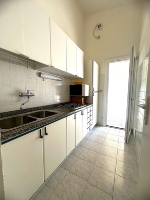 Jääkaappi, liesi, keittoastiat/astiat/ruokailuvälineet