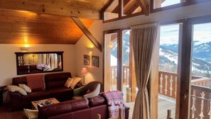 TV, fireplace - Chalet Beaumont is a spacious yet cosy chalet, just 400 meters from the slopes. (Peisey Vallandry)