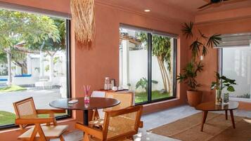 Svit - 1 sovrum - utsikt mot poolen