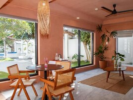 Suite, 1 Bedroom, Pool View | Dining