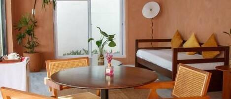 Suite, 1 soverom, bassengutsikt | Spiseområde