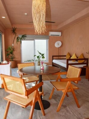 Suite, 1 Bedroom, Pool View | Dining