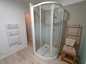 Dusche, Haartrockner, Toilettenpapier