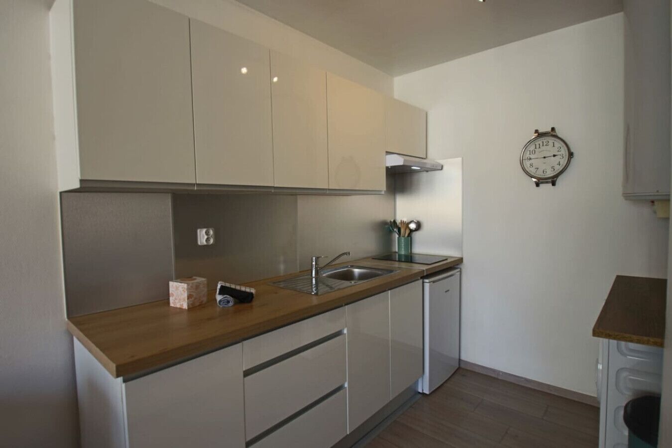 Refrigerador, microondas, horno y cafetera y tetera 